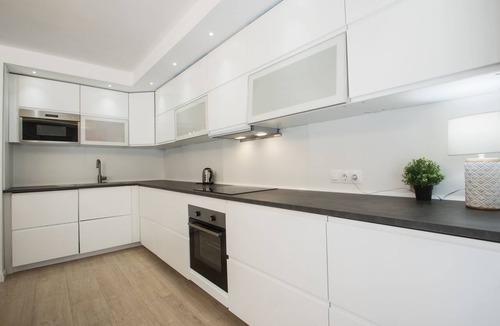 Barri Vell - Santa Creu Apartment | Large 4BR with AC Steps to the Beach