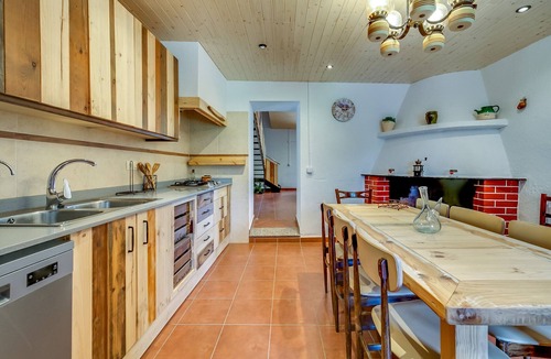 Palafolls Ski Chalet | Large house for 18 pax, pool and private garden. Free WIFI. Ideal group of young people or families. Vivalidays Can Palomo.