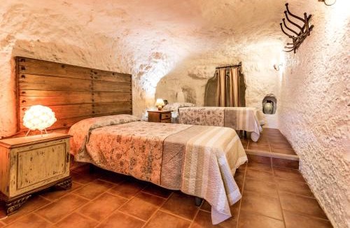 Alcala del Jucar House | Las Cuevas Del Abismo