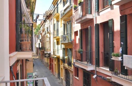 La Llotja-Born Apartment | Lonja Suites 3 red