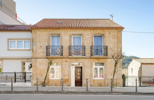 Muros House | Lovely home in Muros with kitchen