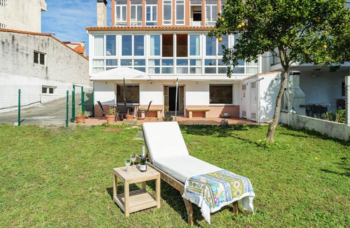 Muros House | Lovely home in Muros with kitchen
