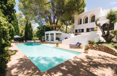 Sant Rafael de Sa Creu Villa | Luxurious Ibiza Villa Casa Pacifica 6 Bedrooms Large Outdoor Dining Area & Bbq San Rafael