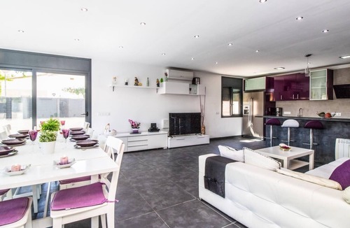 Castello d'Empuries Villa | LUXURY VILLA, HEATED POOL WITH JACUZZI, INTERNET, NEAR BEACH