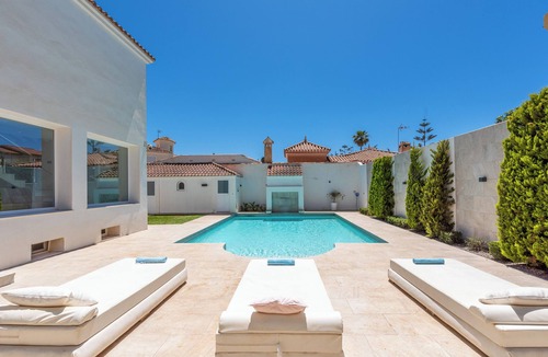 Churriana Villa | Luxury Villa "Ohana 2" with Pool, Wi-Fi, Terrace & Garden