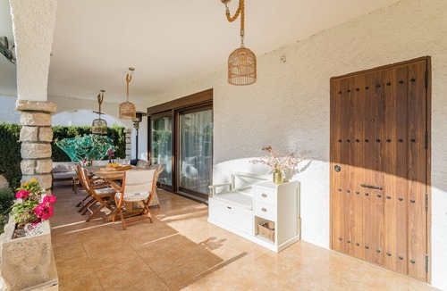Coveta Fuma Ski Chalet | Luxury Villa with Pool and Tennis Court, a 10-minute walk from the beach