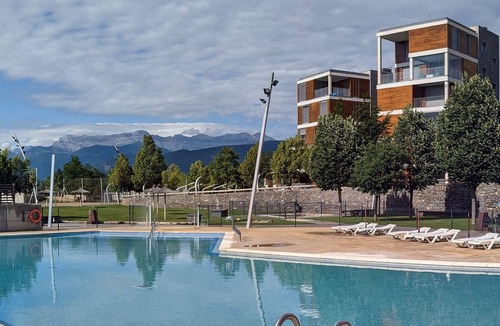 Abena Apartment | Magnífico Apartamento en Pirineos con Piscina y Cerca de Pistas de Esquí