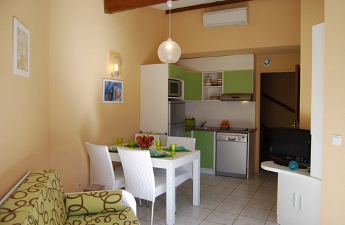 Saint-Cyprien Plage House | Maison de Vacances à Mi-étage avec Accès Piscine!