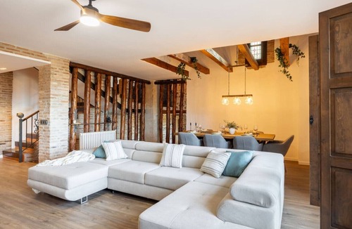 Guadalajara House | Mansion 35min Madrid|Cinema| Pool|BBQ| Car Charger