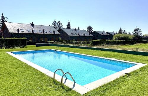 Llivia Apartment | Marmota, Ático en Llívia, jardín comunitario con piscina y pista de tenis