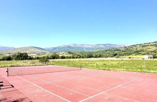 Llivia Apartment | Marmota, Ático en Llívia, jardín comunitario con piscina y pista de tenis