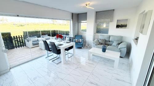 Jeronimo y Avileses y Balsicas de Arriba Apartment | Modern and stylish, 2-bed ground floor apartment