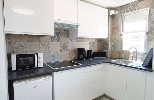La Mata Apartment | Modern Apartment 450m from the Beach with Shared Pool, Wi-Fi & Air Conditioning