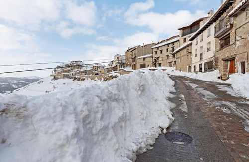 Gudar Apartment | Modern Apartment in Gudar with Church Nearby