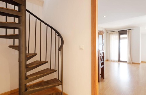 Gudar Apartment | Modern Apartment in Gudar with Church Nearby