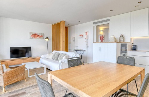 Calella de Palafrugell Apartment | Modern three-bedroom apartment with pool in the center