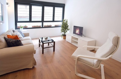 Nou Moles Condo | Modern home near the Old Town.