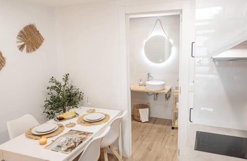Malilla Apartment | Modern Loft near Roig Arena