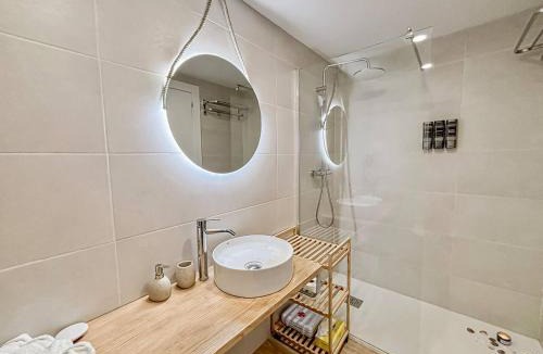 Malilla Apartment | Modern Loft near Roig Arena