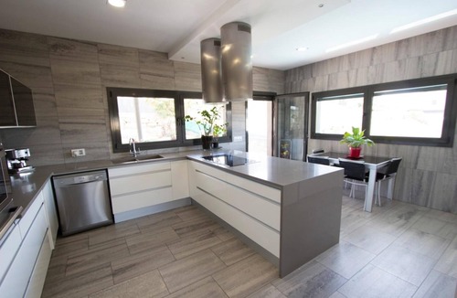 Sils Villa | Modern Marvel - 26km to Costa Brava beaches!