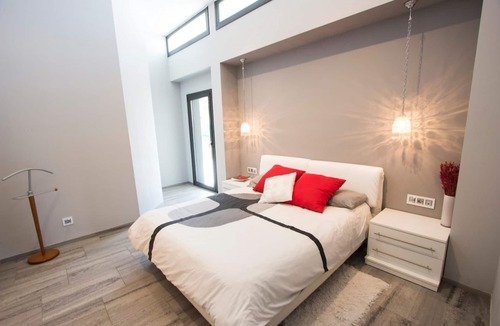 Sils Villa | Modern Marvel - 26km to Costa Brava beaches!