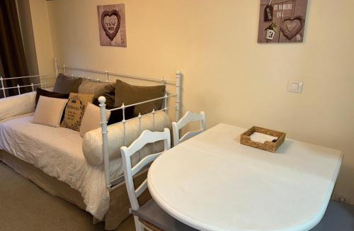 Puebla de Lillo Apartment | Moderno apartamento a pie de pista en la Estación de San Isidro