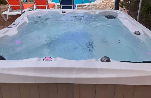 Les Tres Cales Villa | ⭐ Near the beach, 9 BR, sleeps 19♨️Jacuzzi ❄️Full A/C🍖BBQ⚡Internet 1000Mbps🏓PP