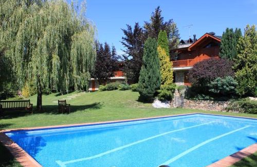 Urus Ski Chalet | New listing! House with pool and garden, Urús