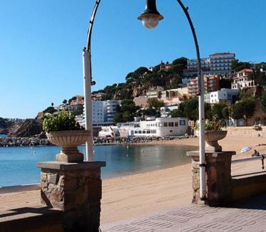 Sant Feliu de Guixols Apartment | Nuevo Luminoso Apartamento Catalina a 80 metros de la playa para 4 personas