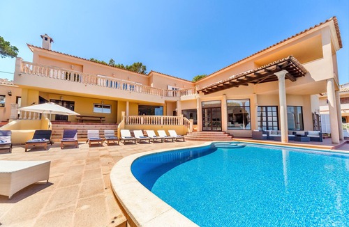 Badia de Palma House | On the sea front with a pool and jacuzzi — Casa Juan Carlos