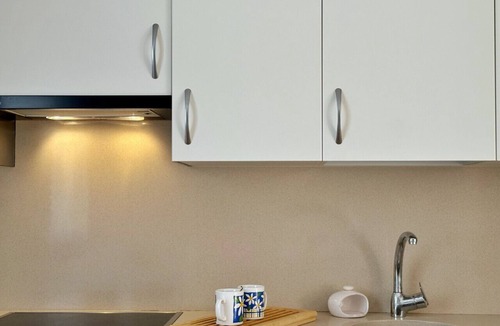 Isla House | 🏡 Perfect Island Getaway - Townhouse with Private Parking 🚗✨.