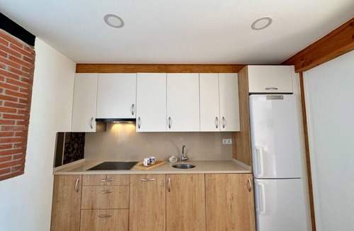 Isla House | 🏡 Perfect Island Getaway - Townhouse with Private Parking 🚗✨.