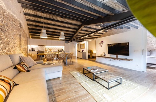 Old Town Apartment | Plaça del Vi Penthouse - Holiday Apartment in Girona | Bravissimo