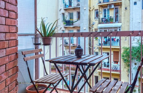 El Poble-sec Apartment | Poble Sec Flat · 2 Balconies · A/C · 4 Guests · Near Montjuïc