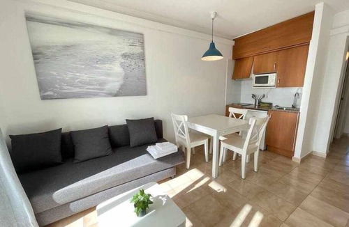 Cala en Blanes Apartment | Pregonda - Apartamento con Piscina y Junto a Playa