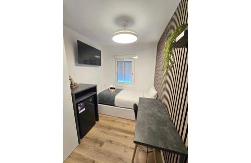 Cornella de Llobregat House | Private Rooms Easy Access to Airport & City Center
