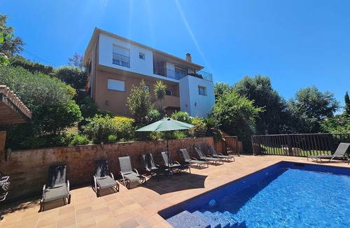 Begur Villa | Quality villa short10 minute walk to Begur & free bus to local beach available