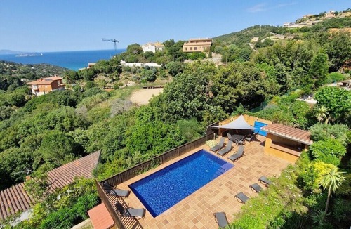 Begur Villa | Quality villa short10 minute walk to Begur & free bus to local beach available