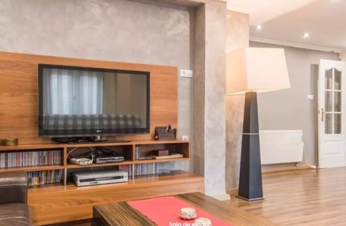 Malilla Apartment | Quiet and bright apartment. WIFI + FREE BREAKFAST