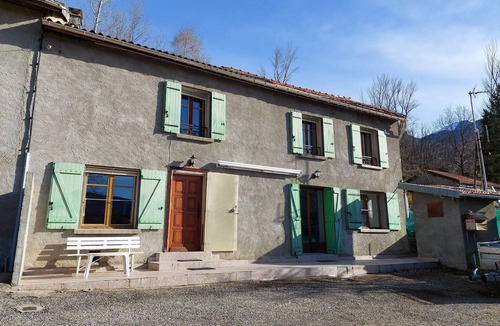 Senconac House | Quiet, cosy farm cottage with fireplace.