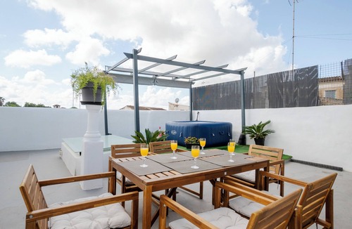 Maria de la Salut House | Quiet townhouse for families, athletes & groups