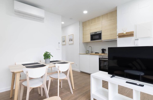 Rates Apartment | Ría De San Cosme Laxeira Apartment with Mountain Views, Shared Garden & Air Conditioning