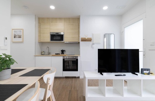 Rates Apartment | Ría De San Cosme Laxeira Apartment with Mountain Views, Shared Garden & Air Conditioning