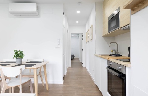 Rates Apartment | Ría De San Cosme Laxeira Apartment with Mountain Views, Shared Garden & Air Conditioning