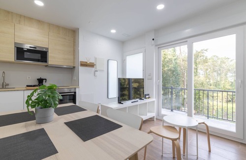 Rates Apartment | Ría De San Cosme Laxeira Apartment with Mountain Views, Shared Garden & Air Conditioning