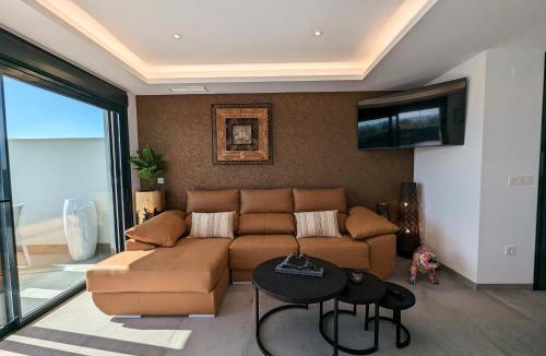 Los Montesinos House | R-40-A Corner Villa with jacuzzi