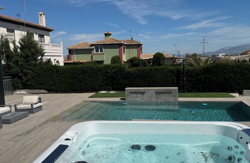 Otura Villa | Relax at Villa Baena: pool, jacuzzi and total privacy