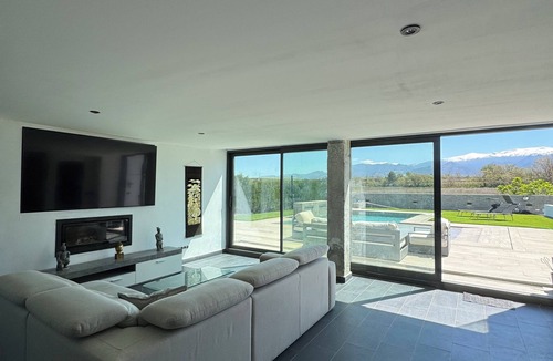 Otura Villa | Relax at Villa Baena: pool, jacuzzi and total privacy