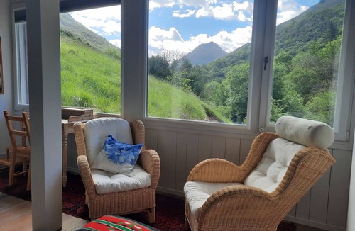 Peruyes House | Relax in style and comfort in your own river valley.
