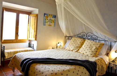 Can Coral Bed & Breakfast | Romantic double room, breakfast included in the Penedés near Mediterranean